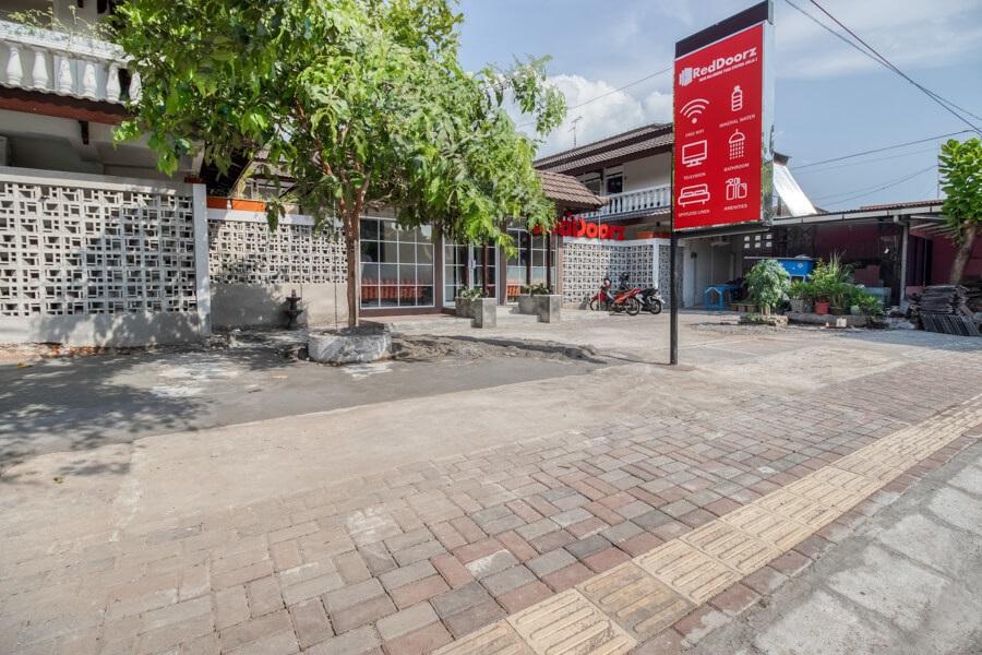 Reddoorz Near Malioboro Tugu Station Jogja Hotel Yogyakarta Exterior photo